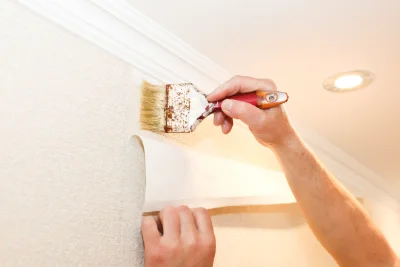 Pose de papier peint à Oupia — revêtements muraux et toiles de verre